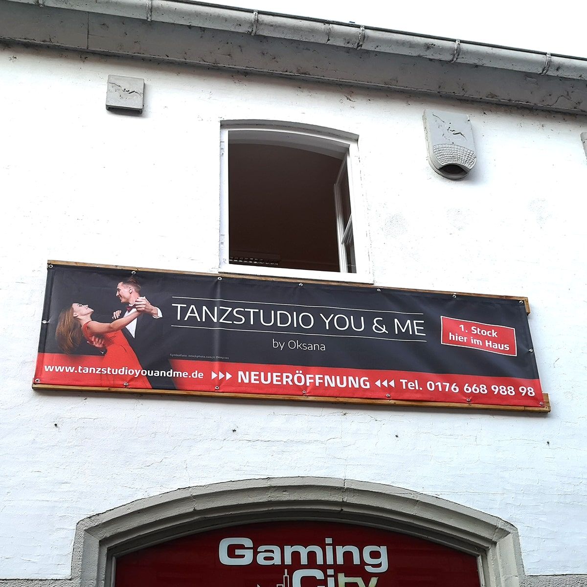 Bild Werbebanner Hauswand Tanzstudio You & Me