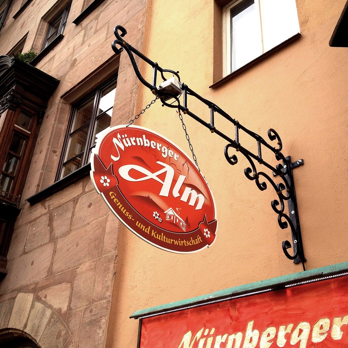 Bild Ausleger mit Logo Gastronomiebetrieb Nürnberger Alm