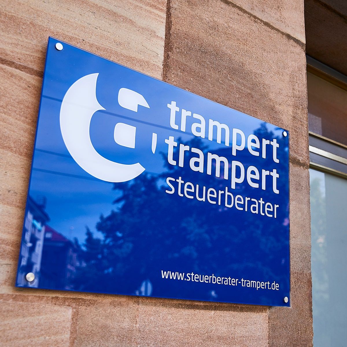 Bild Firmenschild trampert & trampert steuerberater