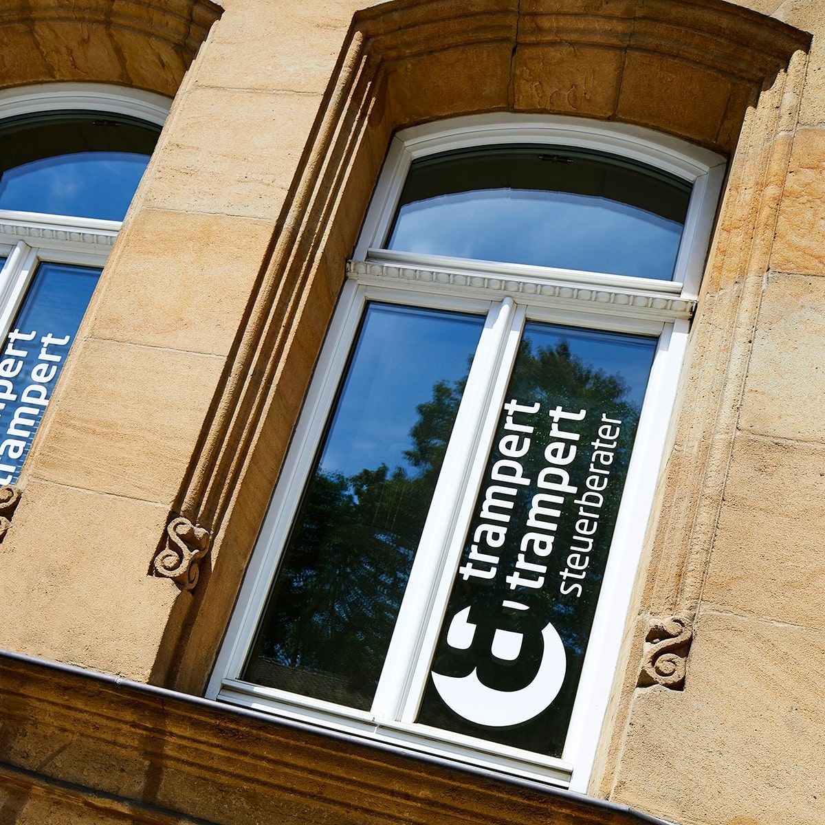 Bild Fensterbeklebung trampert & trampert steuerberater